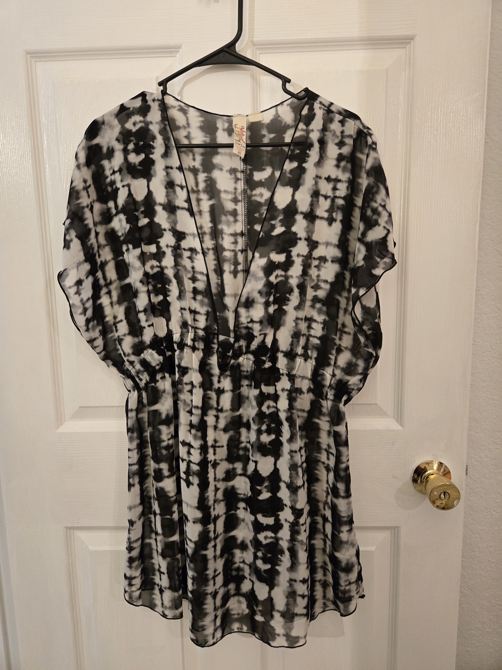 Black and White Tie-Dye V-Neck Tunic Dress Cover-up For The beach Or Pool.